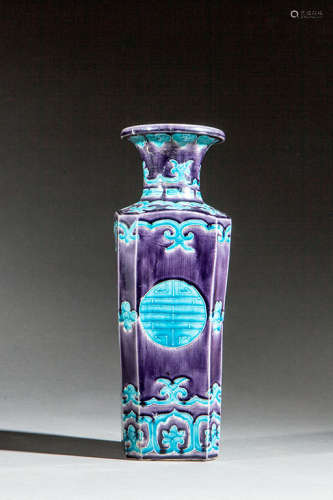 Vase octogonal en porcelaine Fahua à épaulement oblique col évasé décoré de frises de lotus, rinceaux et signes shou sous glaçure bicolore turquoise et aubergine.