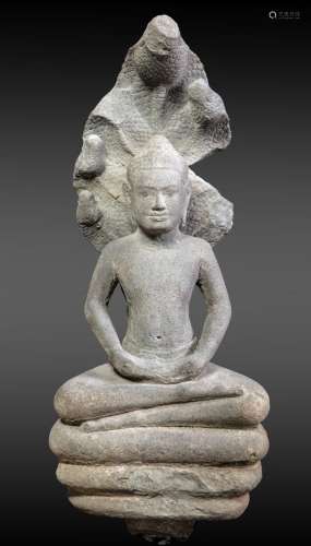 Buddha Mucilinda assis en méditation sur le corps du cobra septacéphale déployant chaperon pour l'abriter du déluge.