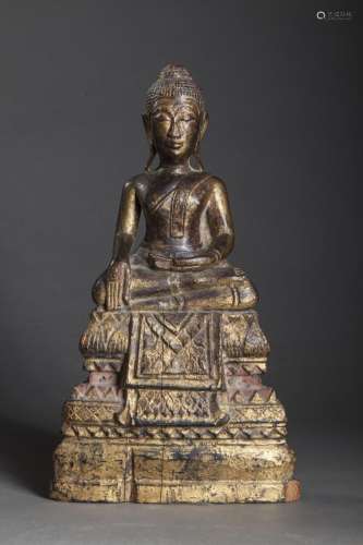 Buddha Maravijaya assis sur un socle étagé lotiforme couvert d' une double bannière vêtu de la robe monastique, une main en bumishparshamudra et l'autre main en offrande dhyanamudra.