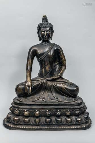 Buddha Maravijaya assis sur un double socle lotiforme vêtu de la robe monastique utarasanga une main en bumishparshamudra et l'autre en dhyanamudra coiffé de fines bouclettes hérissées surmontée d'une importante ushnisha.