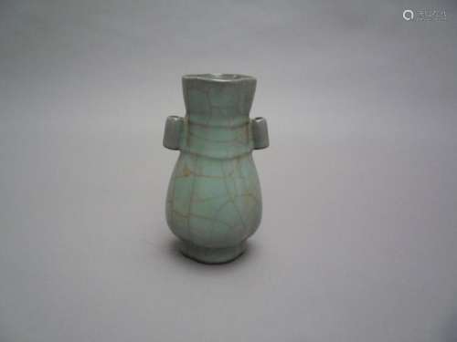 Petit vase Gey Yao de forme Gu archaïsant en porcelaine à couverte monochrome gris celadonné à larges craquelures.