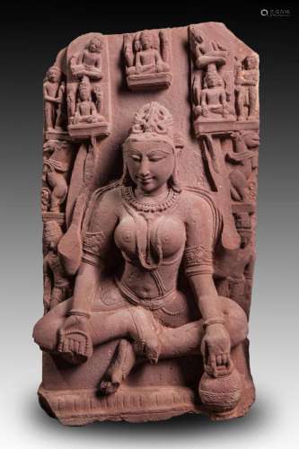 Sarasvatî, déesse des arts de la connaissance et ancienne divinité des rivières assise en lalitasana sous une forme à quatre bras, tenant le lota et le rosaire, coiffée d'un chignon et paré de joyaux entourée d'attendants, de son époux Brahma et d'animaux chimériques yali.
