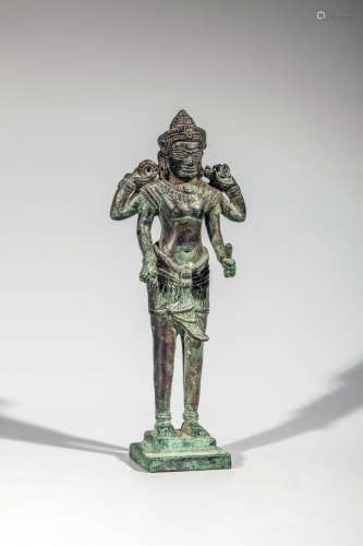 Vishnu debout dans une posture hiératique vêtu d'un sampot court coiffé d'une tiare portant les attributs de ses quatre mains.