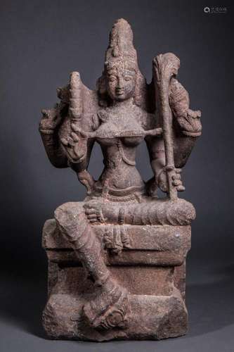 Shri-Devi parèdre de Vishnu assise en lalita asana sous sa forme à 4 bras tenant des attributs tantriques, coiffée d'une haute tiare Mukuta, vêtu d'un loti plissé et parée de joyaux.