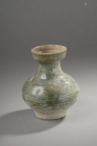 Petit vase de forme Hu en terre cuite à glaçure monochrome verte.