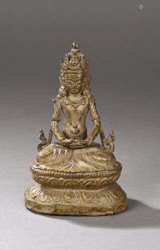 Buddha Amitayus assis en méditation sur un socle à double rangée de lotus paré de joyaux et d'un diadème tenant dans le vase kalasha contenant la liqueur d'immortalité amrita.Fonte de bronze et cuivre repoussé doré.