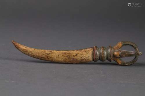 Deux objets rituels, une dague surmontée d'un demi vajra en bois polychrome, et une clochette composée d'une demi symbale surmontée d'un tenon en vajra, airain.