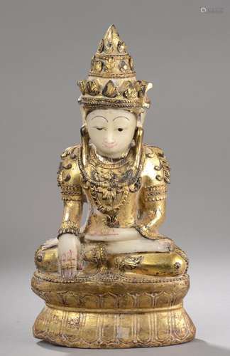 Buddha Maravijya couronné assis en vajrasana et bumisparshamudra sur un double socle lotiforme richement vêtu coiffé d'une haute tiare et paré de longues boucles d'oreilles.