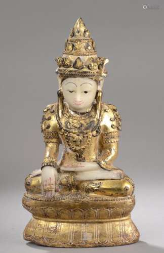 Buddha Maravijya couronné assis en vajrasana et bumisparshamudra sur un double socle lotiforme richement vêtu coiffé d'une haute tiare et paré de longues boucles d'oreilles.
