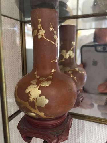 Vase en laque à décor de branche de prunus en fleur à l’Or « Marufun » sur laque brun mat « kabon Urushi » .