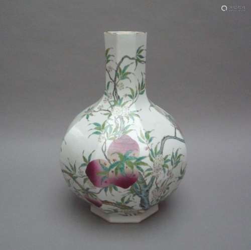 Vase octogonal à forme de flacon pansu en porcelaine de la famille rose décoré en émaux polychrome de branches de pêcher et chauve souris en vol, symbole de longévité.