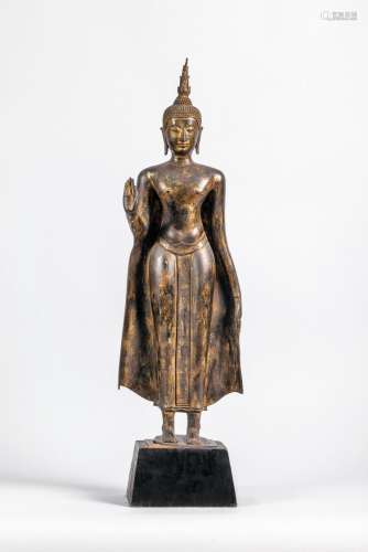 Buddha debout une main en abaya mudra vêtu de la robe monastique utarasaga.