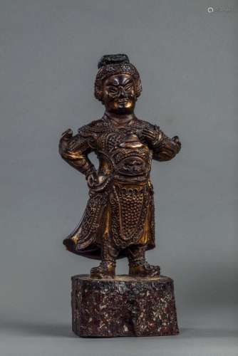 Guandi, élevé au rang de Boddhisattva par la bouddhisme, et modèle de vertu par le confucianisme, également le saint guerrier incarne toutes les vertus traditionnelles, debout sur un tertre vêtu d'une longue tunique et carapaçonné d'une armure et coiffé d'un bonnet.