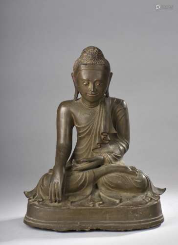 Buddha Maravijaya assis en dhyanasana vêtu d'une robe monastique plissée touchant du bout des doigts en bumisparshamudra la terre à témoin des plaisirs passés.