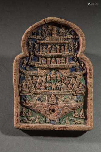 Brique votive illustrée d'une pagode habité de divers divinités.