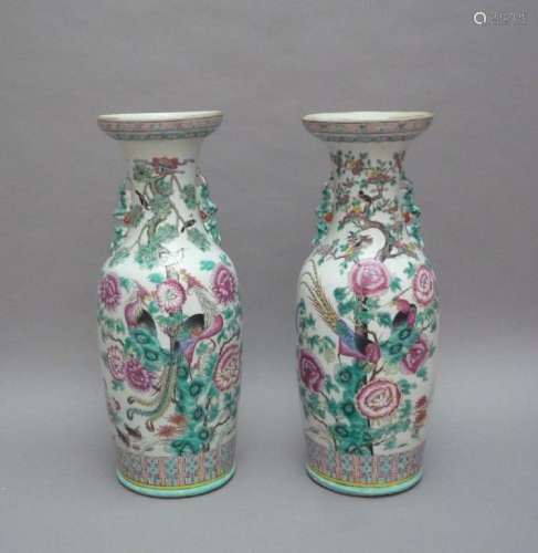 Paire de vases balustre en porcelaine famille rose décoré en émaux polychromes sur la couverte de couple de Phoenix et faisans dans un jardin fleuri.