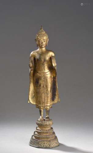 Buddha debout sur un socle pyramidale, les deux mains en abayamudra vêtu de la robe monastique utarasanga.