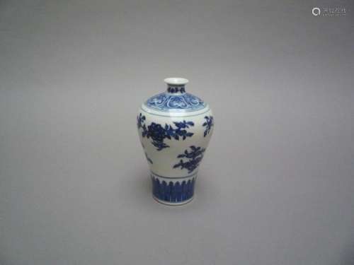 Vase Meïping en porcelaine blanche décoré en bleu cobalt sous couverte de branchages fleuris et frises de palmettes à la base et lotiforme à l'épaulement.
