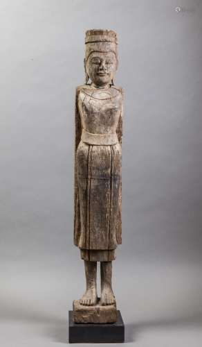 Adorante, ou figuration de Uma vêtue d'un sampot à larges pans frontales et coiffée d'une tiare.