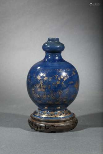 Flacon globulaire sur piédouche à petit col bulbé en porcelaine à couverte monochrome bleu de Prusse décoré à l'or.