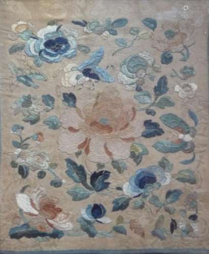 Broderie quadrangulaire sur soie à décor de papillons et motifs floraux.