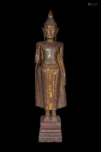 Buddha debout une main en abaya mudra l'autre main déployant sa robe monastique utarasanga , le visage serein surmonté de l'ushnisha et d'un haut rasmi.