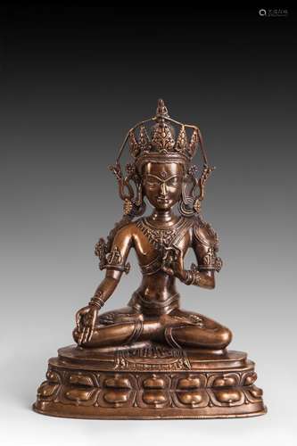 Le Boddhisattva Padma Pani Lokesvara assis en virasana sur une base lotiforme les deux mains en darma çakra et varadamudra paré de joyaux et couronné d'un diadème à cinq pétales surmonté de l'image du Buddha Amitabha son hypostase.