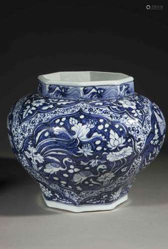 Jarre à piètement et col octogonal en porcelaine blanche décorée en bleu cobalt sous couverte de Phoenix en vol et motifs floraux dans des réserves polylobés .