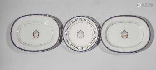 Suite de trois plats en porcelaine famille rose de la compagnie des Indes armorié dont l'un en ajour au marli.