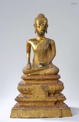 Buddha Maravijaya assis sur un haut tertre pyramidal à frises géométriques et lotiformes d'où pend une bannière.