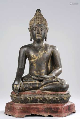 Buddha Maravijaya assis en vajrasana sur un socle lotiforme à base hexagonale vêtu d'une simple robe monastique utarasanga lui couvrant l'épaule gauche un pan court rabattu en hauteur, la main gauche en offrande dhyanamudra et la droite en prise de la terre à témoin bumishparshamudra.