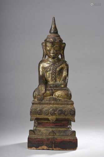 Buddha Maravijaya assis sur un haut socle étagé, vêtu de la robe monastique et coiffé d'un haut rasmi en supa.