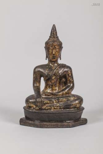 Buddha Maravijaya assis en virasana et bumishparshamudra coiffé d'un haut rami.