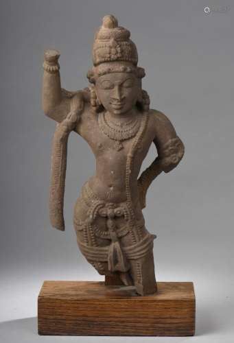 Shiva debout en posture de tribanga coiffé du haut chignon d'ascète, paré de joyaux et vêtu d'un dhoti.
