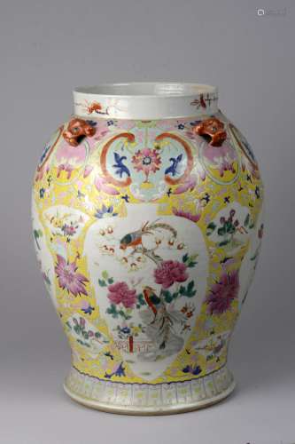 Potiche en porcelaine famille rose décoré en émaux polychrome sur la couverte de bouquets fleuris serti à l'épaulement de quatre anses zoomorphes à masque de tao Tié.