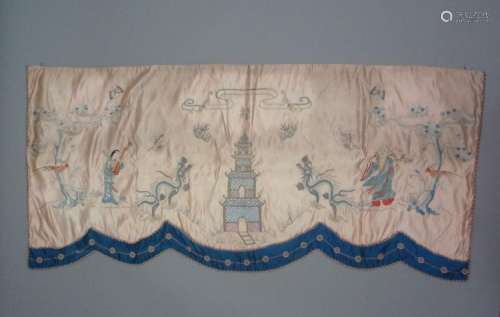 Bannière en soie brodée d'une pagode au center entourée de deux dragons, d'un lettré, d'une musicienne dans un jardin.