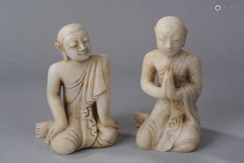 Paire d’Adorants du Buddha, le Donateur « Mahâtera Arahan et le Disciple Moggallana, vêtus de robes monastiques Uttarashanga , tout deux agenouillés l'un en posture d’adoration, les mains jointes en Anjali-Mudra, et l'autre en délassement les mains posées sur ses genoux.