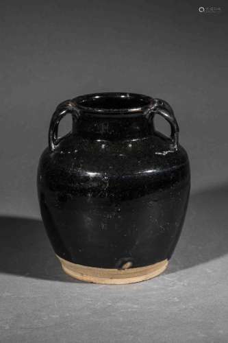 Pot pansu à fond plat, épaulement arrondi et haut col droit serti de deux paires d'anses en grès porcelaineux à glaçure monochrome noire.