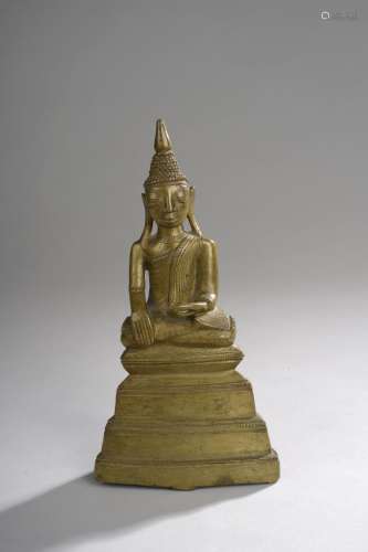 Buddha assis sur un socle pyramidale.