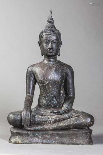 Buddha Maravijaya assis en virasana sur un socle à double étage vêtu de la robe monastique utarasanga rabattu en un pan frontal rectiligne sur l'épaule gauche.