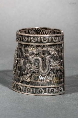 Large bracelet ciselé en ajour et en appliqué de deux dragons et d'un signe shou.