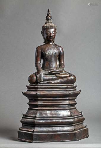 Buddha Maravijaya assis sur un haut socle étagé, les jambes en virasana et la main droite en bumishaprshamudra touchant du bout des doigts la terre à témoin des plaisirs terrestres, l'autre main en posture d'offrandes dhyanamudra .