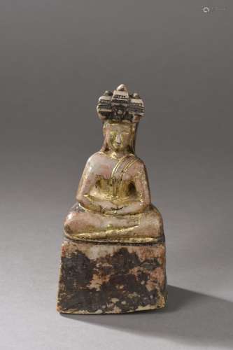 Buddha Mucilinda protégé par un chaperon à tête de cobra tricéphale.