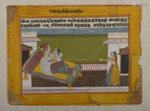 Miniature illustrant une servante arrosant ses maitres, un couple Rajput enlace, farce traditionnelle lors de la fête du "Holy".