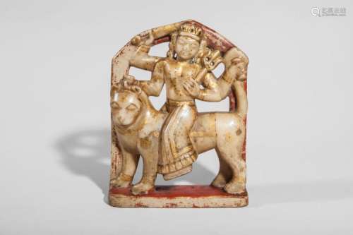 Stèle Durga chevauchant son véhicule le lion sous une forme à quatre bras tenant le trident trisula, l'épée kadga, la coupe à libation kapala et le tambourin damaru.