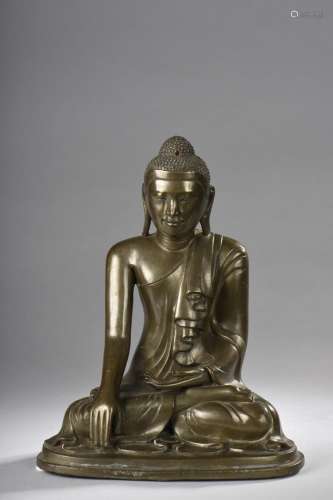 Buddha Maravijaya assis en bumishparshamudra vêtu de la robe monastique au plissé bouillonnant.