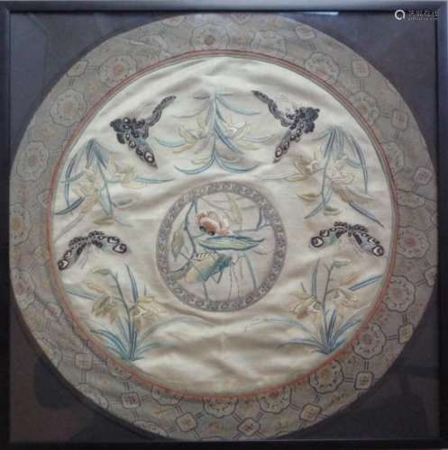 Broderie circulaire sur soie à décor de papillons et motifs floraux.