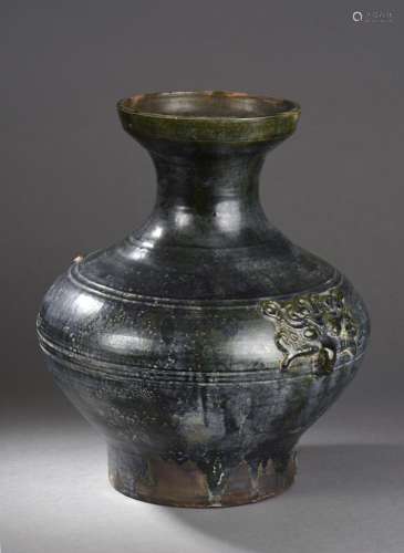 Vase de forme Hu moulé à l'épaulement de deux anses de Tao Tié.