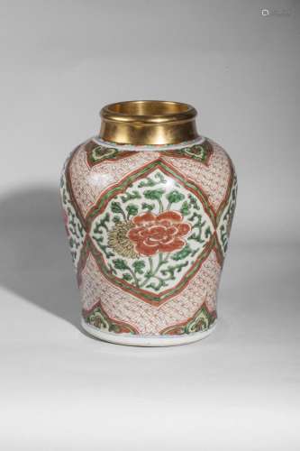 Pot en porcelaine wucaï décoré en émaux 5 couleurs sur la couverte de bouquets fleuris en réserve polylobé.