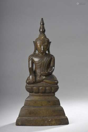 Buddha Maravijaya assis sur un haut socle lotiforme .